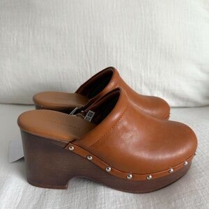American Eagle Tan Platform Clogs